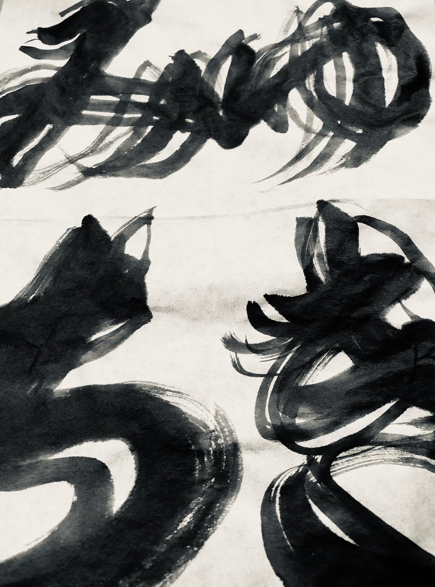 neojaponism's tweet image. ✨Finally finished with all Shodo sessions for today! The last template was Yukimichi ゆきみちin Hiragana. Just before I threw them into the bin I found the one - Looked like a shadow dance.💛One stage of the teaching process.

#SHODO #書道 #mindfulnessmethod