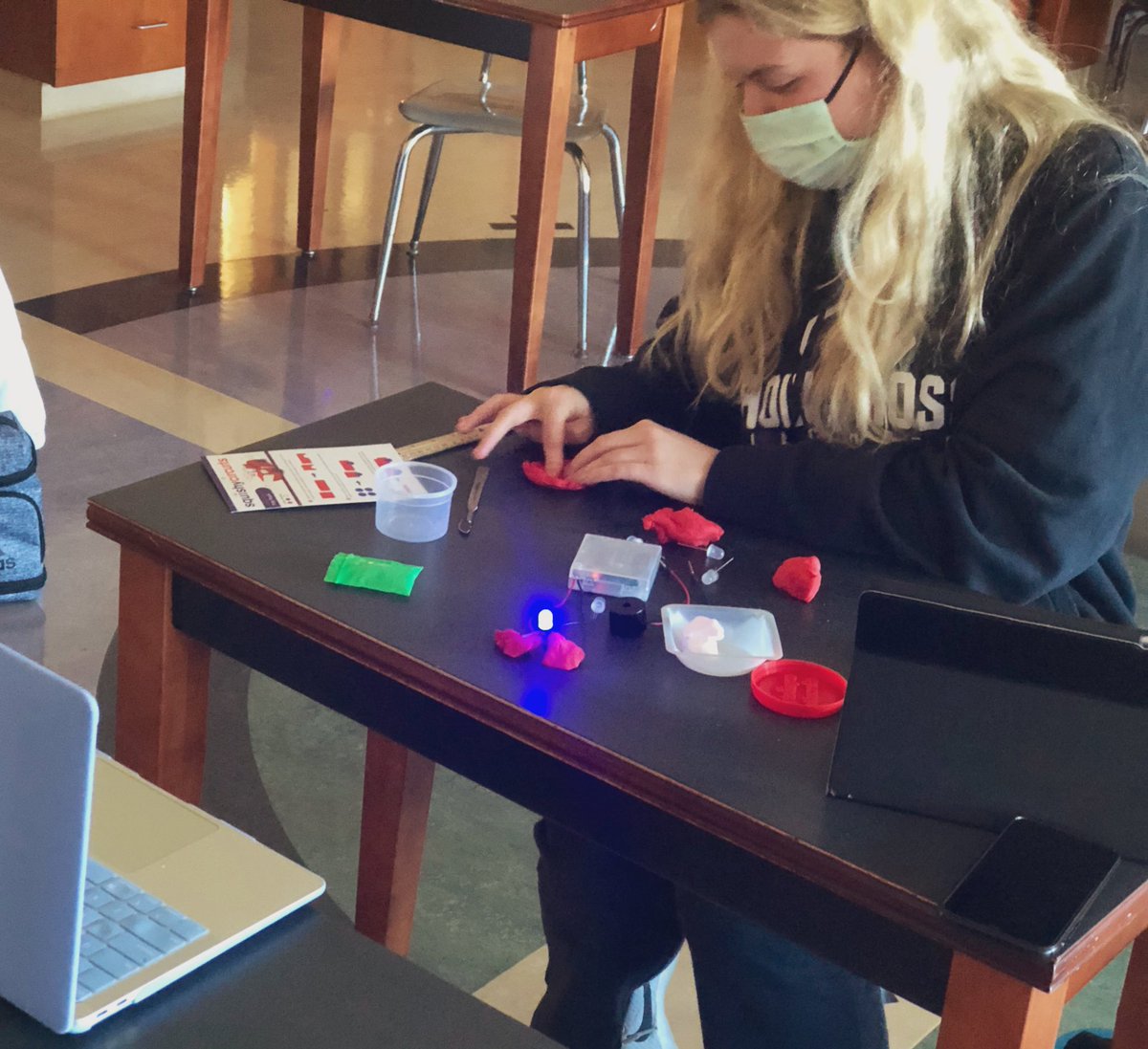 simonschooling's tweet image. Today in #neurobiology we played... with @SquishyCircuits and (at home) modeled types of neurons. Talked about the path of electricity, why insulation is necessary, and modeled neurons. Great way to end the school and start our module on action potentials! #ahamoment #ahcscience