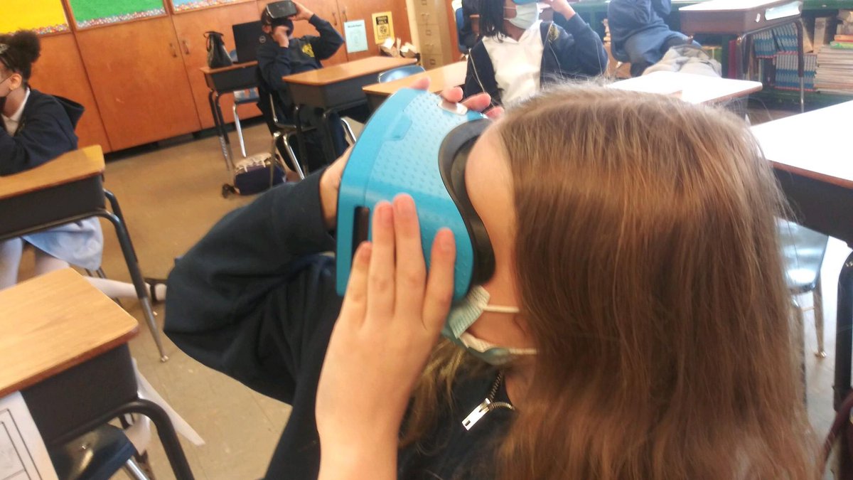 mrsdangelo_ICS's tweet image. Using @GoogleARVR to visit Space and the Juno Spacecraft that was sent to Jupiter in 2016 with Mr. Lewis @ICSchool_Tech #DLDay2021 @icschool_online