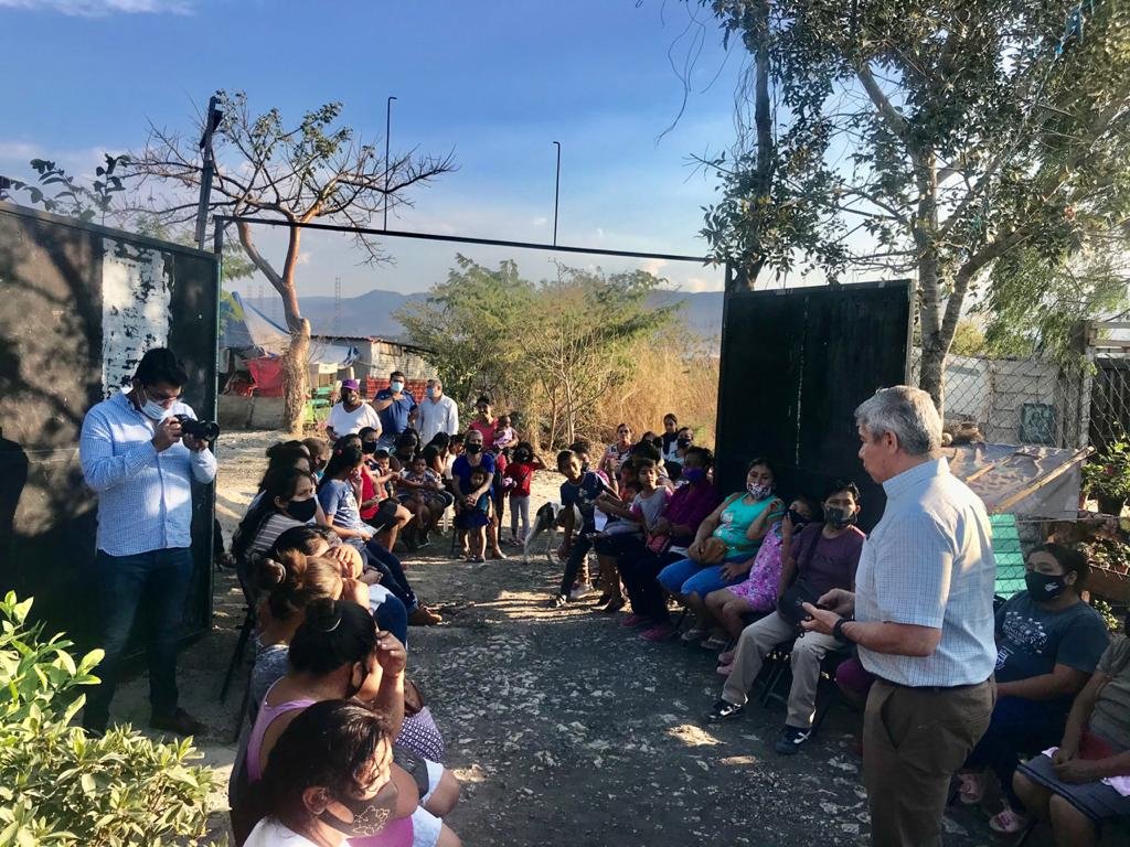GrandaOficial's tweet photo. En compañía de grandes amigos como el Lic. Jorge Luis llaven Abarca y el Lic. Sunny Perez, visitamos varias colonias de Tuxtla, en donde coincidimos que es importante seguir trabajando fuerte para sacar adelante a nuestro municipio. https://t.co/D2LwKcSHyj