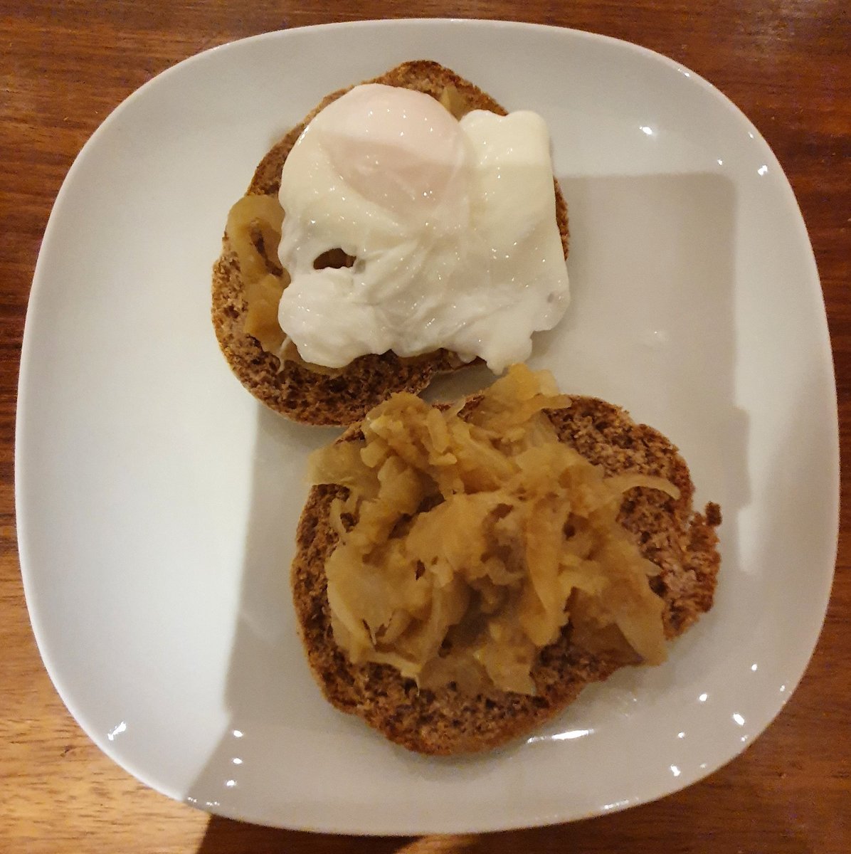 SamChapman's tweet photo. #DigestingHistory Anglo-Saxon meal with "Scir Grene Soupe", "Fenkel in soppes", "honei oat and spice caces" - all served with poetry - raising money for #Sheffieldissuper food banks.
An informative and unexpected evening at home. Great stuff @SheffLibraries
& @britishlibrary https://t.co/tS50jdlPgR