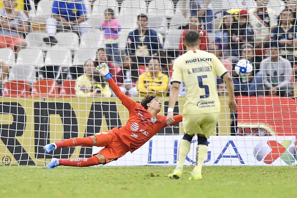 azul8Acrema's tweet photo. La última visita de Pachuca al 🏟️ Azteca fue en la J7️⃣ del #AP2019, un empate a 1 con anotación del debutante ⚽👶🏻 @JAlopez289.
Esa noche significó el regreso de @yosoy8a 🧤 al Azteca como Azulcrema luego de 8 años.
#SOMOSAMÉRICA 🦅 https://t.co/r7VPNhAD93