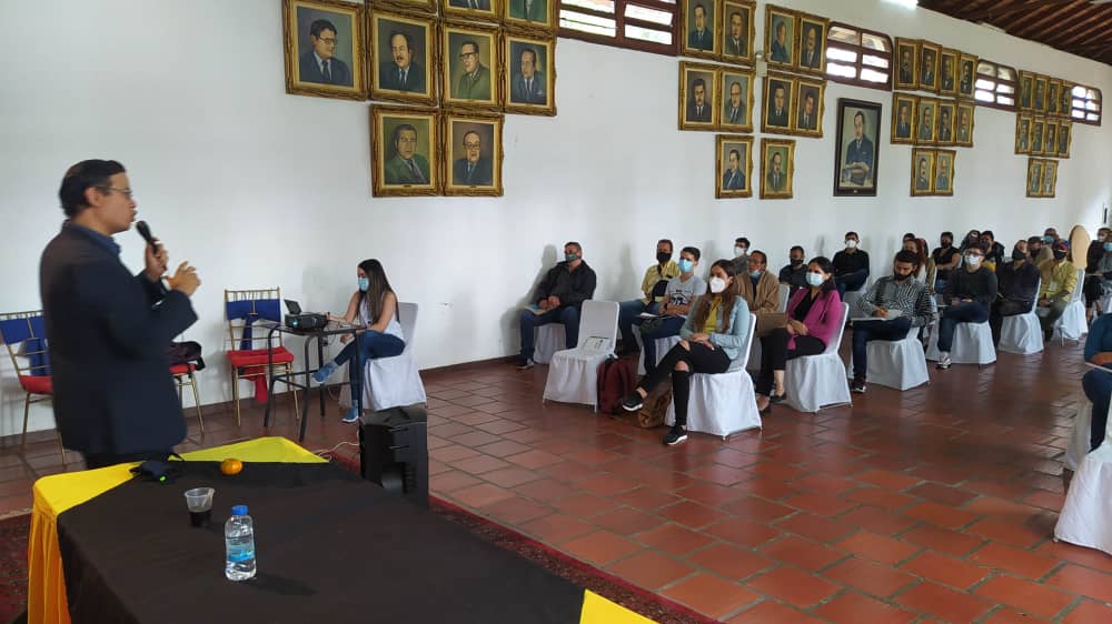 ViejoJaviDTFC's tweet photo. Durante esta semana tuvimos por parte de @ConsorcioDJ #mujeryciudadania #reduni @CEDICE y @UNEToficial una formación para defensores de DDHH en la universidad en el Salón Ruiz Pineda de la Residencia de Gobernadores, San Cristóbal #DDHH @JovenesDHV https://t.co/cGH2KxZsE7