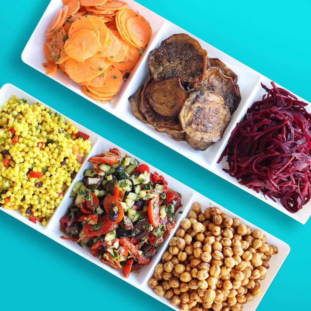 family packs: generous, simple, delicious.

choose 2 greens &amp; grains, 1 protein, 6 toppings and 2 sauces, we'll do the rest.

make tonight's family dinner a special treat!