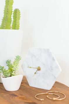 bestgoosecomf's tweet image. Add a touch of glam to your tabletop or shelf decor without breaking the bank with this DIY Mini Hexagon Marble Wall Clock. #sugarandcloth #diyclock #clock #marble #homedecor #wallclock