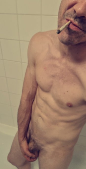 2 pic. ??? can definitely see the difference now haha ?? need a twink to  worship this body now tho.