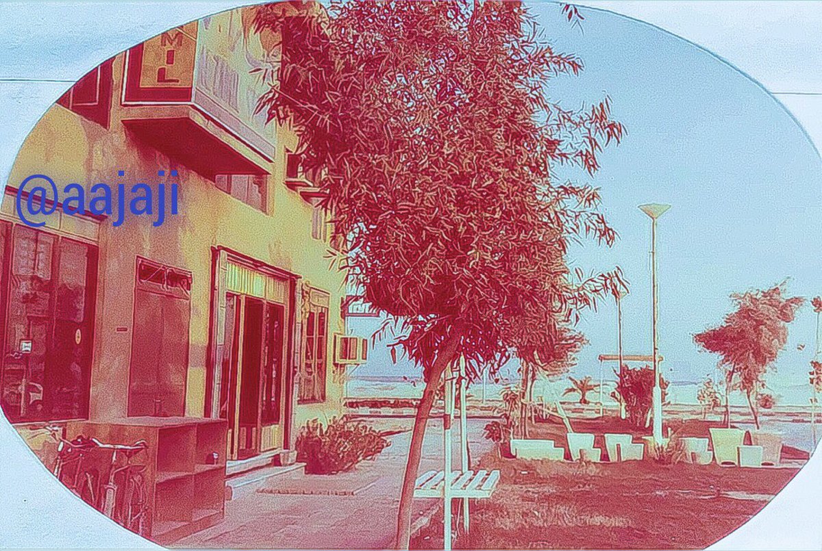 aajaji's tweet photo. #محلات_الزامل علم من أعلام #تاريخ_مدينة_الخبر  #ارشيف_مدينة_الخبر 
أي شي تلقاه عندهم.

صوره عام ١٩٨٢م لازالت عالقة في أذهان اهالي الخبر.
وسِيف بحر الكورنيش من بعيد.

على اليمين الآن #البنك_العربي_الوطني وعلى اليسار مدخل المحل وسيكل معروف نوعه لازم تاخذ لك دوره عشان تسوقه. https://t.co/Hy6wB40wWH