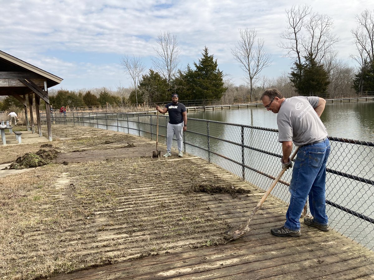 StandWPurpose's tweet photo. First @SCOREINTL1 Mission Group of 2021. Day 1 #NewVisionMurfreesboroTN Serving In #EutawAL Great Community Ministry. Food Distribution Sewing Class worked on lake board walk and drainage. #BranchHeights Assisted with Virtual School at #NewGenerationChurch https://t.co/0IKSz5t0V4