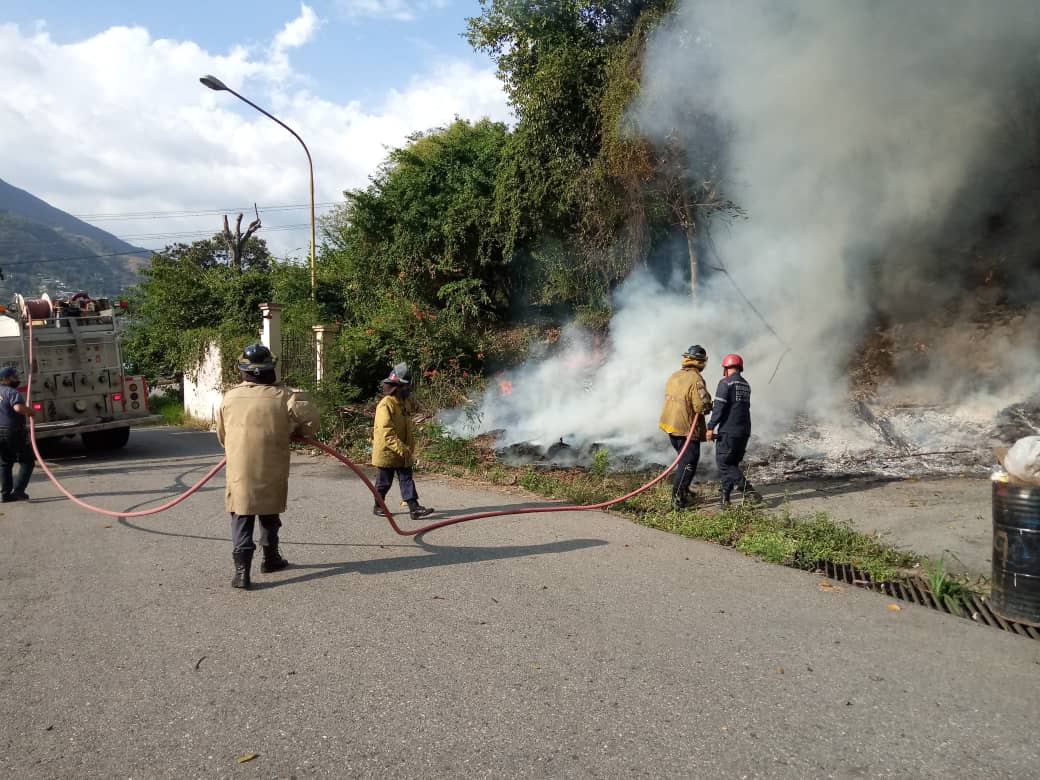 bomberostru's tweet photo. #25Febr #Incendio En las adyacencias del edificio cuatricentenario en el Mcpio Trujillo se logro la extinción de un oncendio de desechos solidos que consumio 70mts aprox., comisión al mando del Mayor Rafael Urbina https://t.co/q6qz2PYS2m