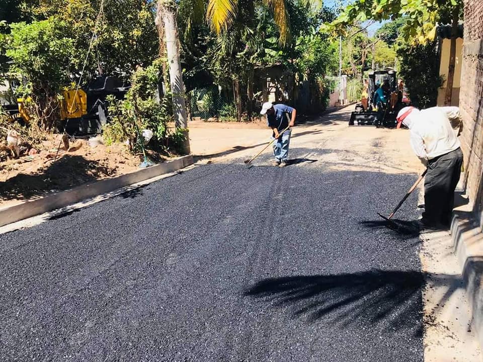 cleliaG18's tweet photo. La municipalidad ha iniciado los trabajos de pavimentación de calle en el primer tramo de la Comunidad Monte Sinaí del Cantón El Majahual. Dicho tramo es parte de los 32 que el Concejo Municipal Fracción ARENA acordó intervenir en el Puerto de La Libertad #MiguelJimenezAlcalde https://t.co/P8HTndrPgh