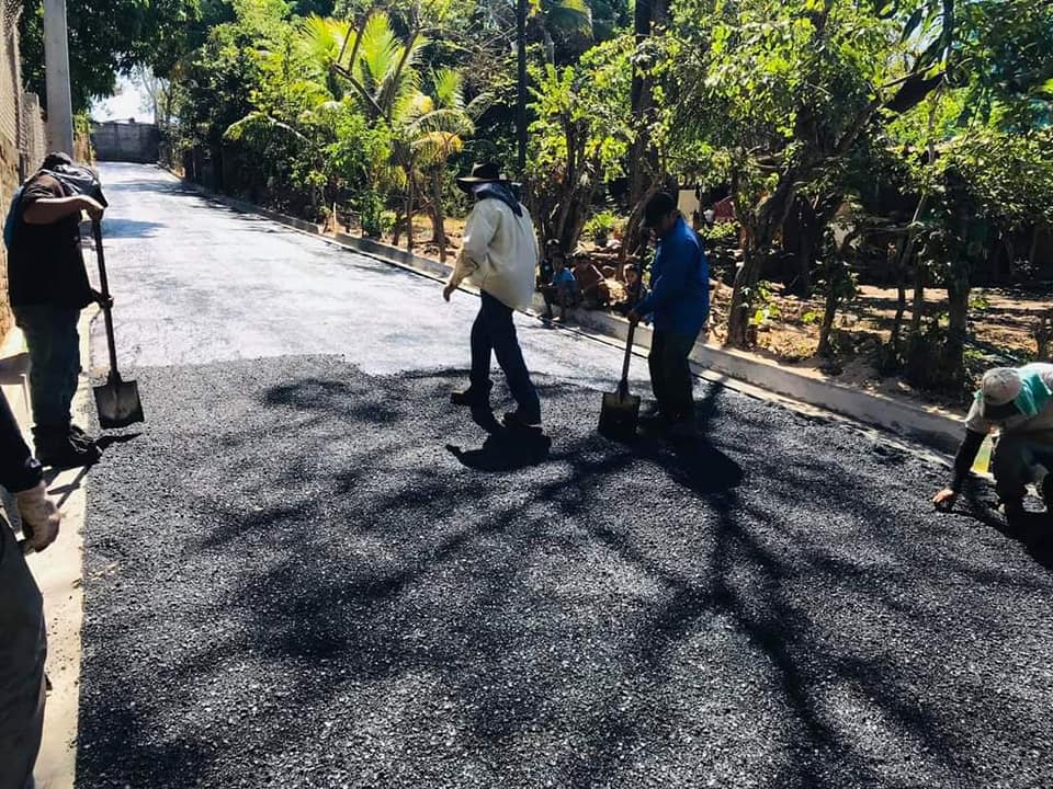 cleliaG18's tweet photo. La municipalidad ha iniciado los trabajos de pavimentación de calle en el primer tramo de la Comunidad Monte Sinaí del Cantón El Majahual. Dicho tramo es parte de los 32 que el Concejo Municipal Fracción ARENA acordó intervenir en el Puerto de La Libertad #MiguelJimenezAlcalde https://t.co/P8HTndrPgh