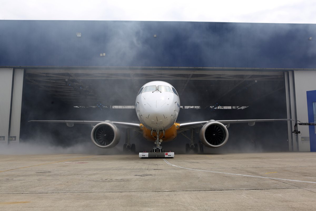 embraer's tweet photo. Alerta de #TBT: há exatos 5 anos a #Embraer apresentava ao mundo o #E190E2, o primeiro jato da família #EJETS #E2 de aviões comerciais. #ThrowbackThusrday #EmbraerStories #WeAreEmbraer Imagens aprovadas! https://t.co/9jq8zoQhQp