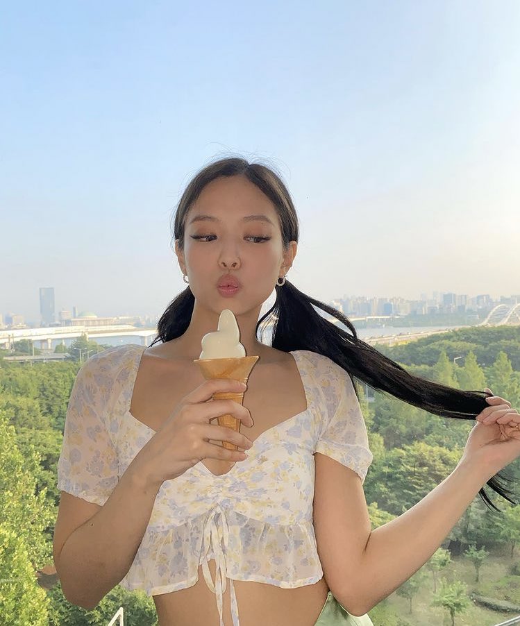 thvbgluv's tweet photo. Ella es un grandioso ser humano que no se merece lo que le esta pasando , que sea figura pública no es razón para invadir su privacidad , espero que esté bien 

YGE TAKE ACTION 
#ProtectJenniesPrivacy @ygent_official https://t.co/tkLQGdvmxW