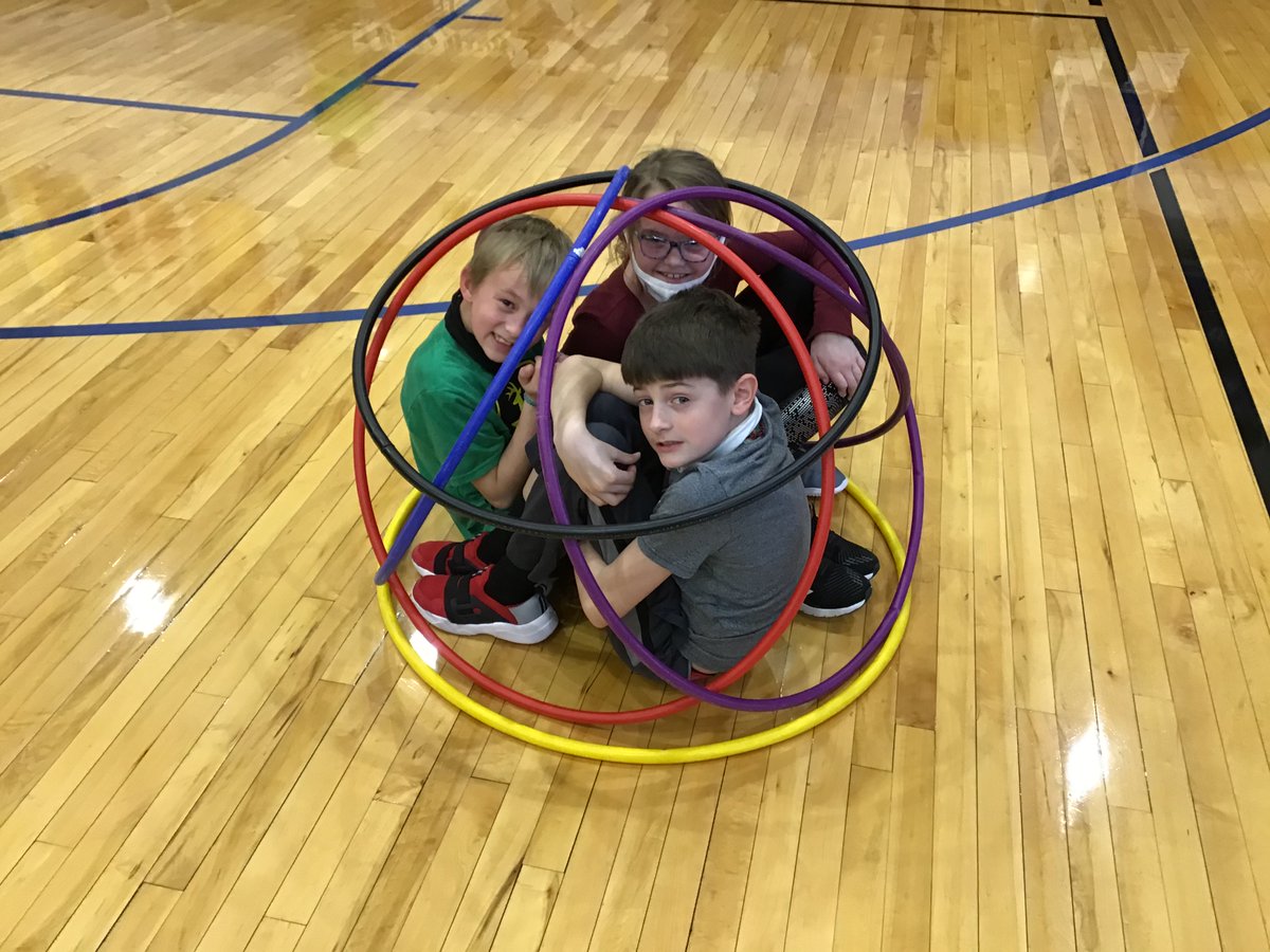ColetteDethlefs's tweet photo. Third grade students working on their unit of teamwork and cooperation in physical education class. After completing their hula hut structure; they squeezed inside! P.S. They all got out without their hut collapsing! Nice work! https://t.co/Sszx2W9lVd