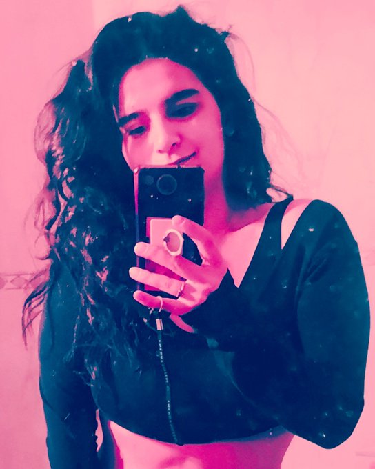 Ce mec m'a dit qu'je lui manque J'lui ai dit "y a pas d'argent dans les sentiments" Que &ccedil;a n'remplit<a href="/tag/moneyslaves"class="tags"><span>#moneyslaves</span></a><a href="/tag/pagapapy"class="tags"><span>#pagapapy</span></a>