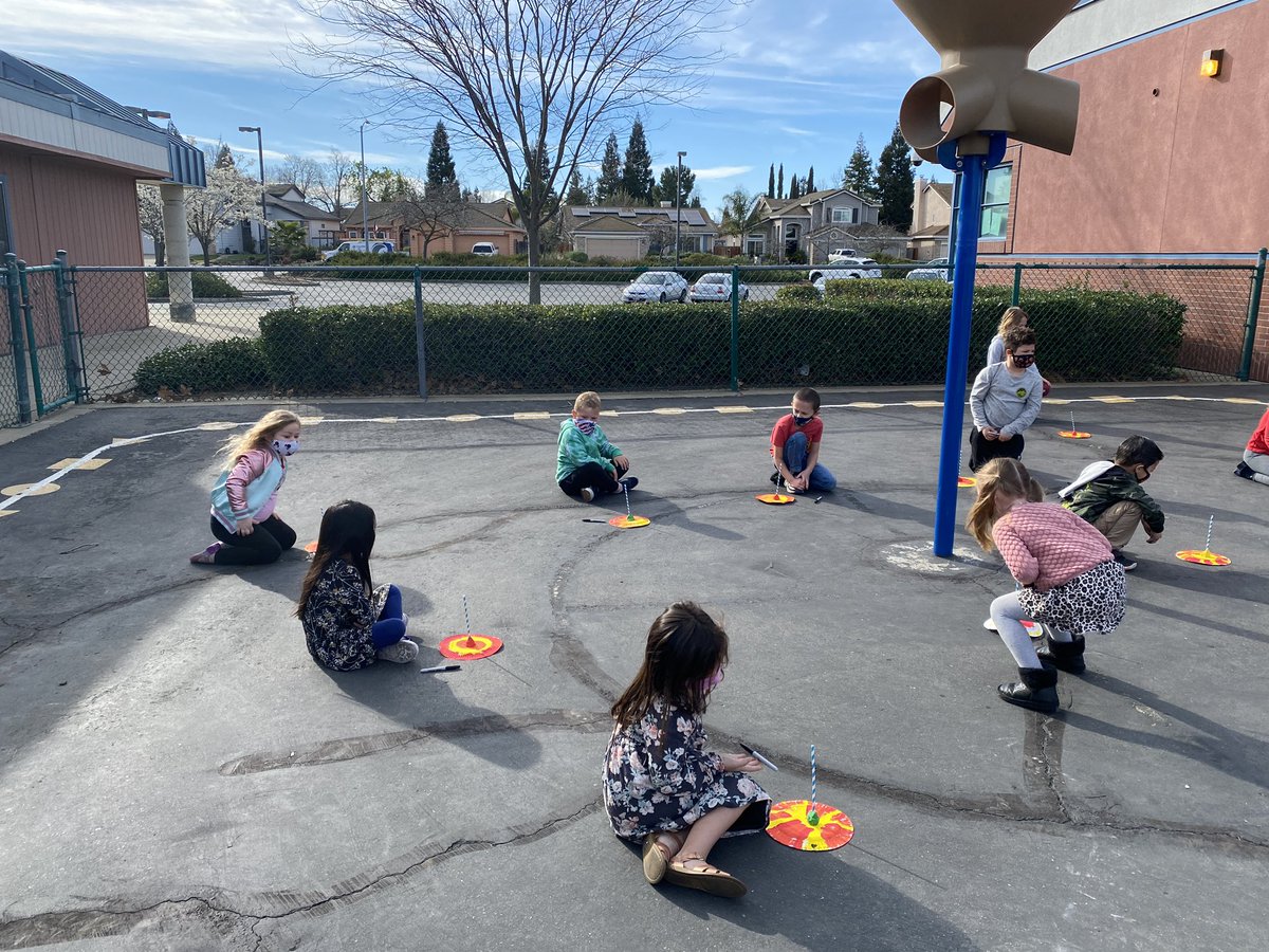 nermolik's tweet photo. Making sundials for our weather unit. Love the sunny weather so we can learn about shadows and their uses. @QuailGlen_  @drycreekschools https://t.co/FhM4Hq1Z7s
