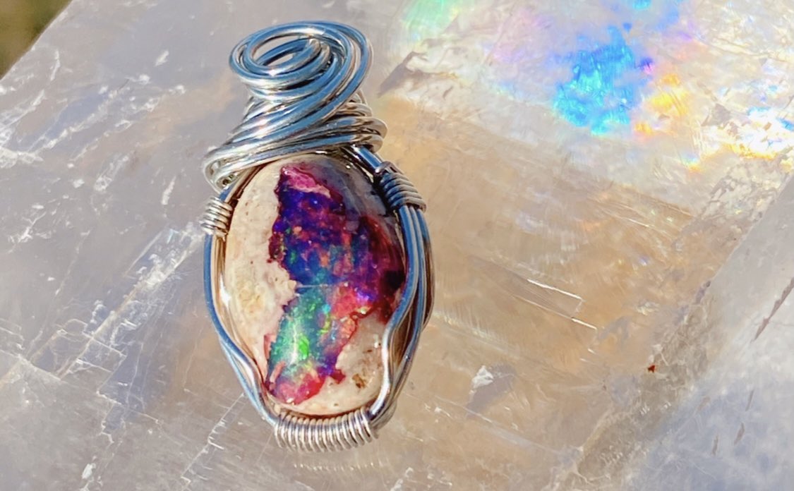moonlightmtn's tweet photo. 5 new crystal pendants coming to the shop tomorrow! 🌈✨💞 
3pm EST ⬇️
https://t.co/lQnhwrV0br https://t.co/noZ36qkGuD