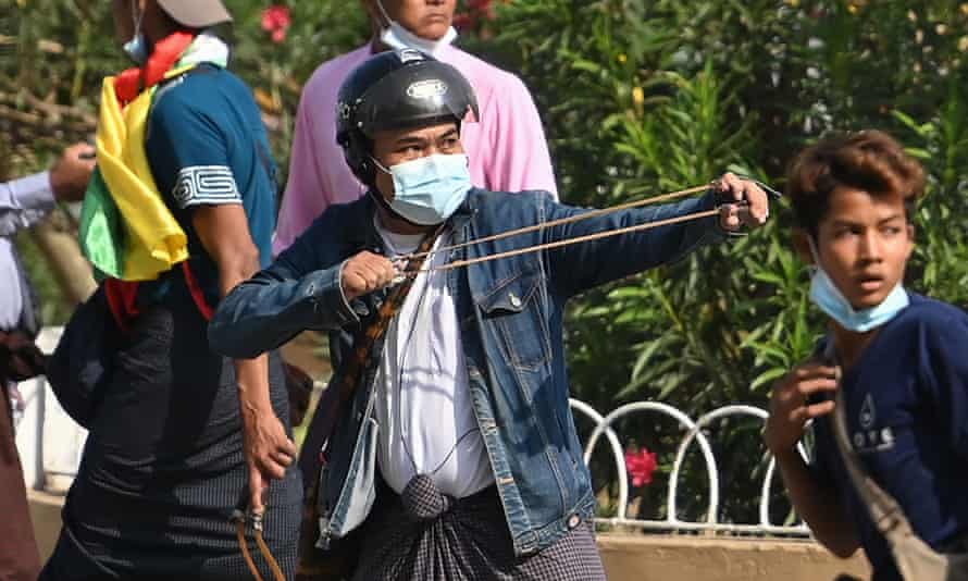KenRoth's tweet photo. Another one of those "peaceful" pro-junta thugs. The military's dilemma: when force is all you know, it's no wonder the people of Myanmar want nothing to do with you. https://t.co/TvLIfG5THX https://t.co/vV42kOF4Oj