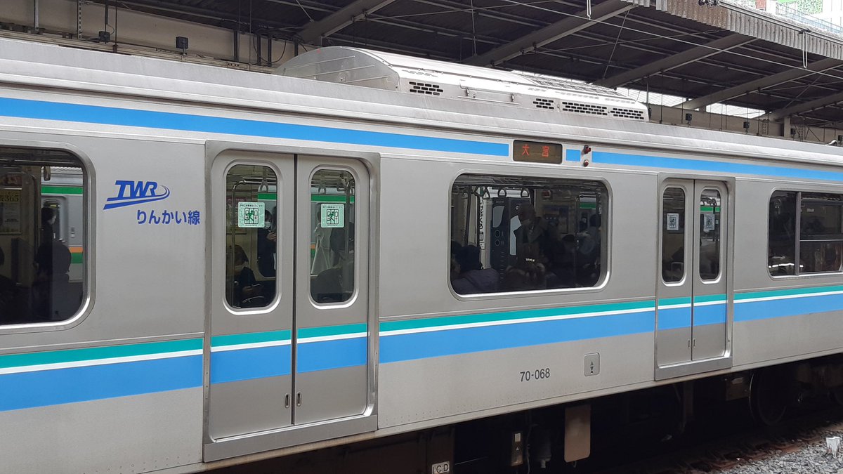 ট ইট র とみたけ 70 000形は車内の壁やドアに化粧板を使っていたり 素材そのままの9系に比べて高級感がありますよね