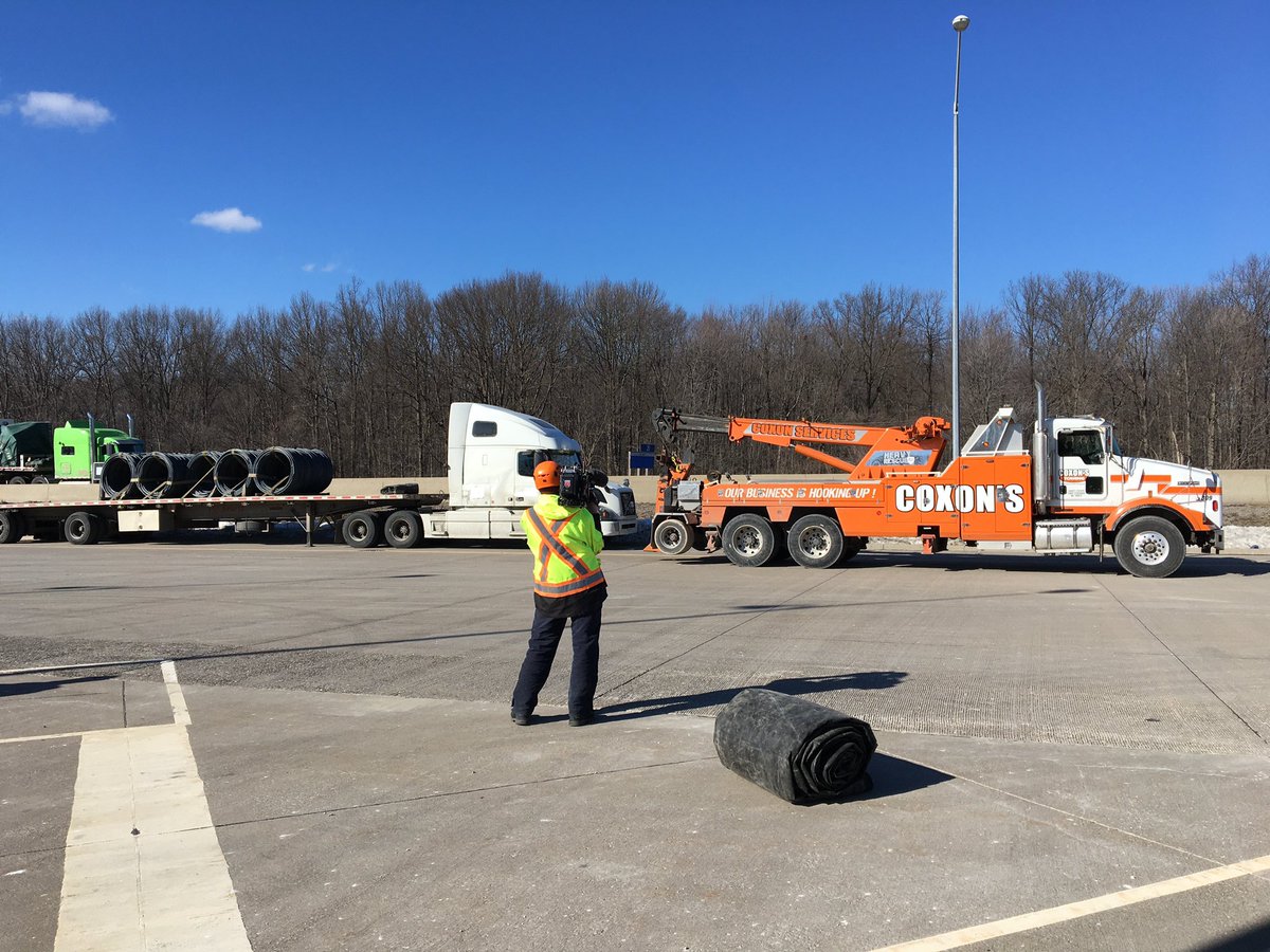 140_local_MTO's tweet photo. #MTOEnforcement at #WindsorTIS working on #RoadSafety Another impounded vehicle! Load moved by @EricGodard5 @HeavyRescue401 @fordnation @TeoOntario do you pre-trip inspection! https://t.co/2AIQudrdw0