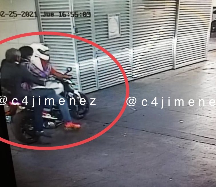 SE BUSCAN
Son los tres ladrones que entraron esta tarde a ROBAR una JOYERÍA en PARQUE DELTA.
Tras cometer el robo, huyeron en esta motocicleta.
Agentes de <a href="/SSC_CDMX/">SSC CDMX</a> y <a href="/FiscaliaCDMX/">Fiscalía CDMX</a> ya los rastrean en colonias de <a href="/BJAlcaldia/">Alcaldía de Benito Juárez</a> y <a href="/AlcCuauhtemocMx/">Alcaldía Cuauhtémoc</a>
Si los identifica, denúncielos