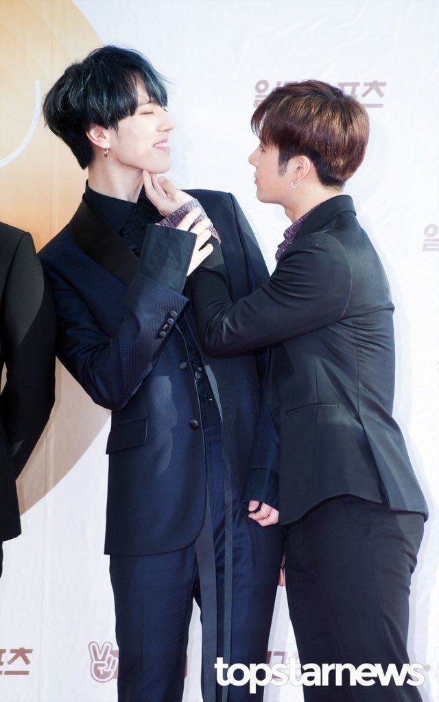 p_tellberg's tweet photo. ก้อรู้ว่าน้องน่ารัก...แต่เฮียต้องรู้จักใจเย็นๆ... จะมาทำแบบนี้ ต่อหน้าประชาชนไม่ได้...ใจเย็นๆ...!!!
#Jackyug 🐜🐢
…..............,,,..................
#Yugyeom @real_Kimyugyeom #JacksonWang @JacksonWang852
#갓세븐 #GOT7 @GOT7Official https://t.co/sO41ZHaZNs