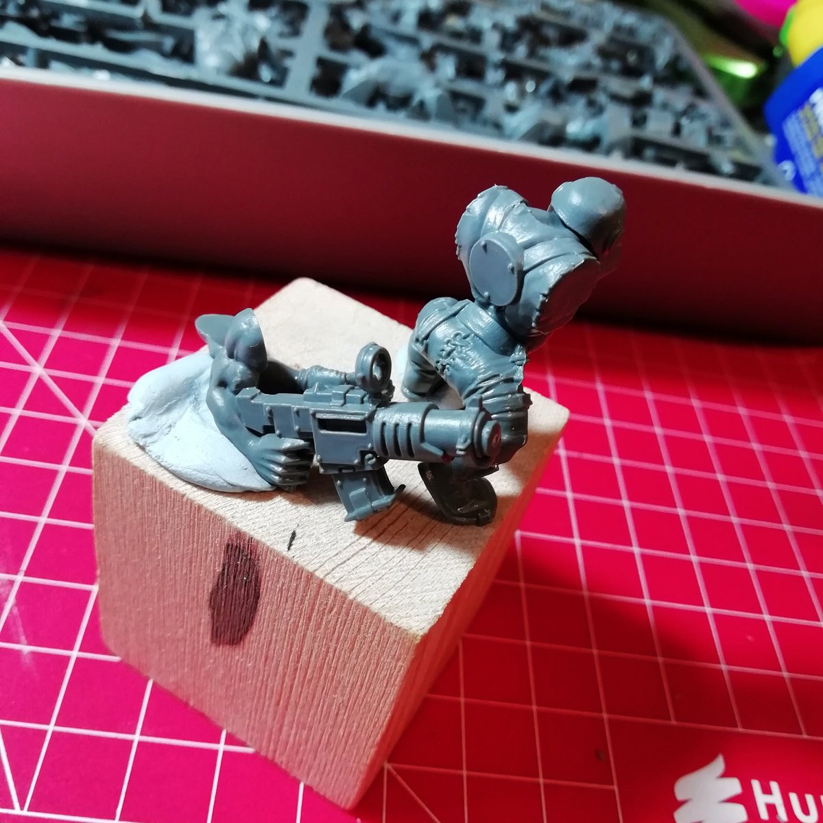 #hobbystreakday61

Learnt a good lesson whilst trying to rush build a model tonight. Always check the parts are gonna fit before gluing them!
Adding this eyepiece to the Shoota means it doesn't fit past the ork's head 🤣
Luckily there are plenty of spares!