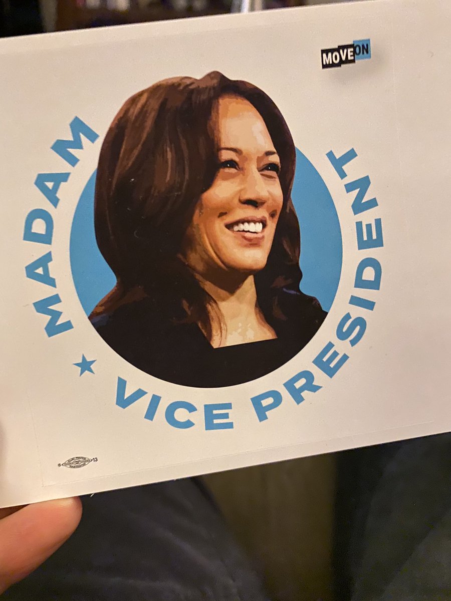 aichdee's tweet image. received this today! Yay! 👏🏻 😍 
#KamalaHarris #MoveOn