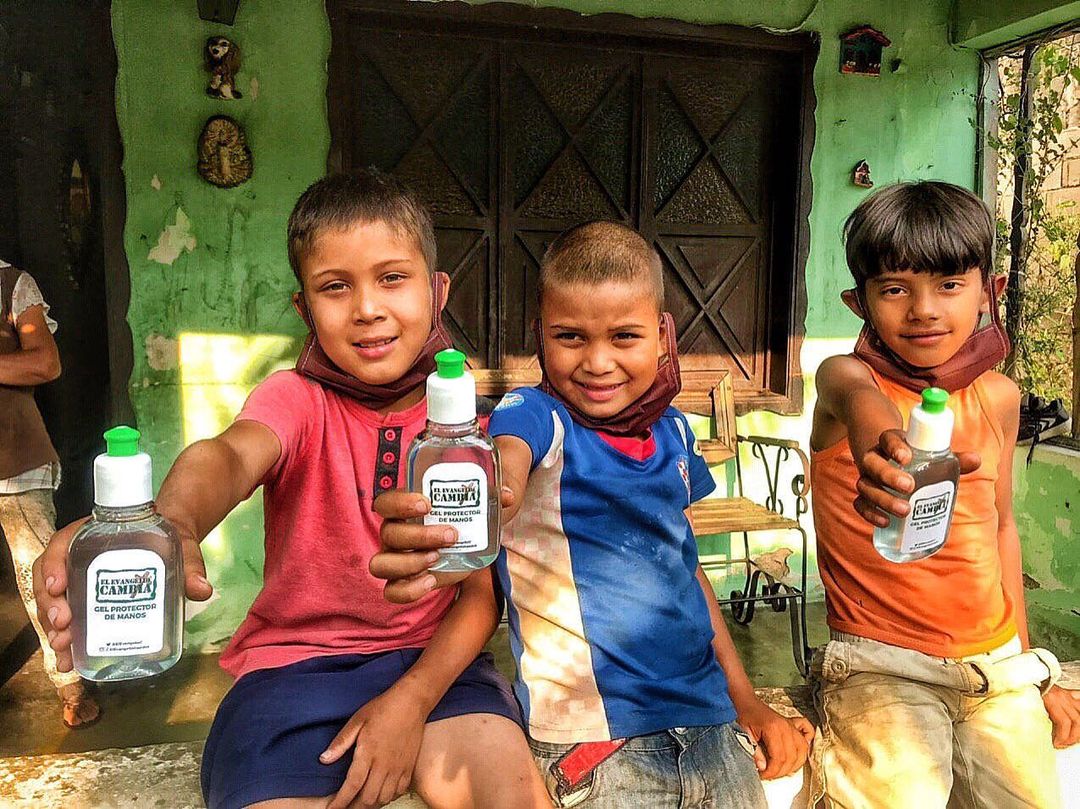 jparrave's tweet photo. #MiPaísEsPrimero | Que nos critiquen cuando tengan los mismos resultados; cuando sean recibidos en los barrios y comunidades de la misma manera en la que nos reciben a nosotros, y mientras no los tangan ¡Siéntense y vean como lo hacemos! https://t.co/qXC81dU6D2