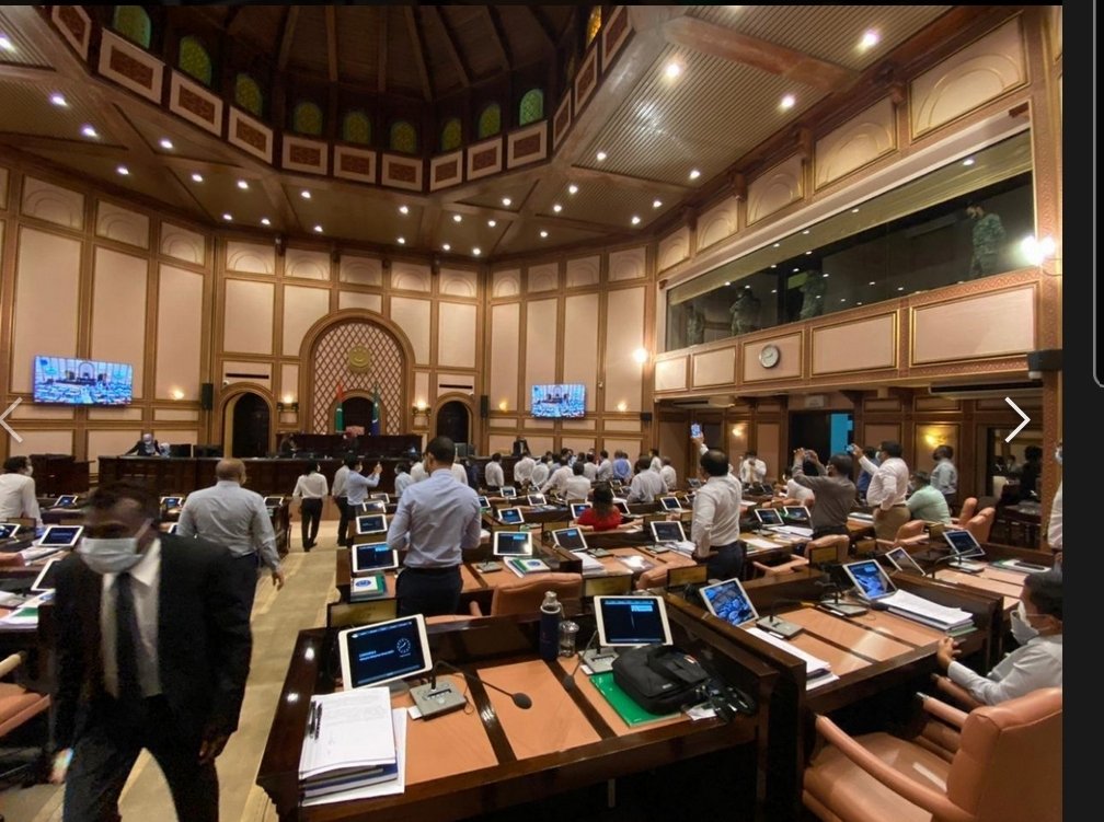 Covid ge nurakkaa enme boduve mulhi Raajje lockdown gai oiy iru <a href="/mvpeoplesmajlis/">People's Majlis</a> gai gai dhurukan oiy varu nikan ballavaa <a href="/KerafaNaseem/">Ahmed Naseem</a>. Miee miskiy nama Hukum thafaathu vees dheththo?