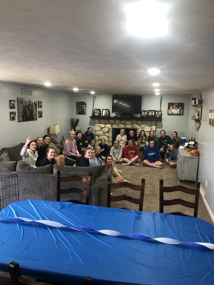BrockEichelber1's tweet photo. Great pre-game meal tonight at my house! Awesome time with a great bunch of girls! Hastings tomorrow, Lady Eagles take on the Syracuse Rockets at 7:00!
#PackTheHouse
#CantWait
#BeginWithTheEnd https://t.co/8WzqlyxYMJ