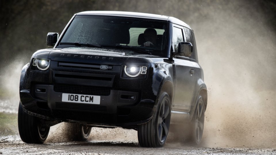 soloautos's tweet photo. Después de varios rumores, la versión V8 de la popular Defender se une a la gama 2022, capaz de acelerar de 0 a 100km/h en 4.9 segundos

Más información 📰➡https://t.co/nac8qOfNOD 
@LandRoverMX @JaguarCarsMx  #Defender2022 #V8 #LandRover https://t.co/zIvAKW4ZLd