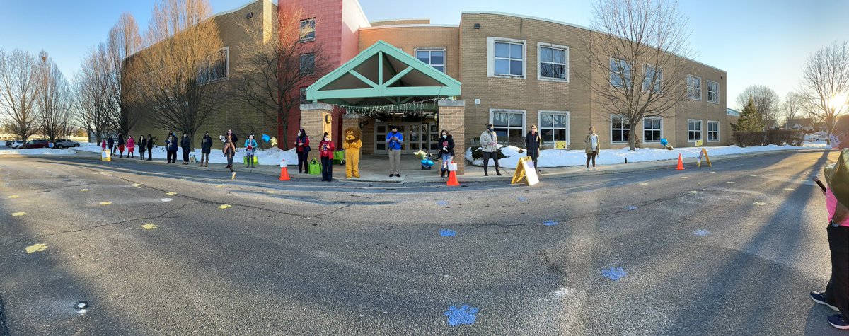 Thank you to all of our teachers who stayed after and all of our wonderful Lincoln families who drove through to show their love for Lincoln!!! What a great turnout. #lincolnlovesyoudrivethrough