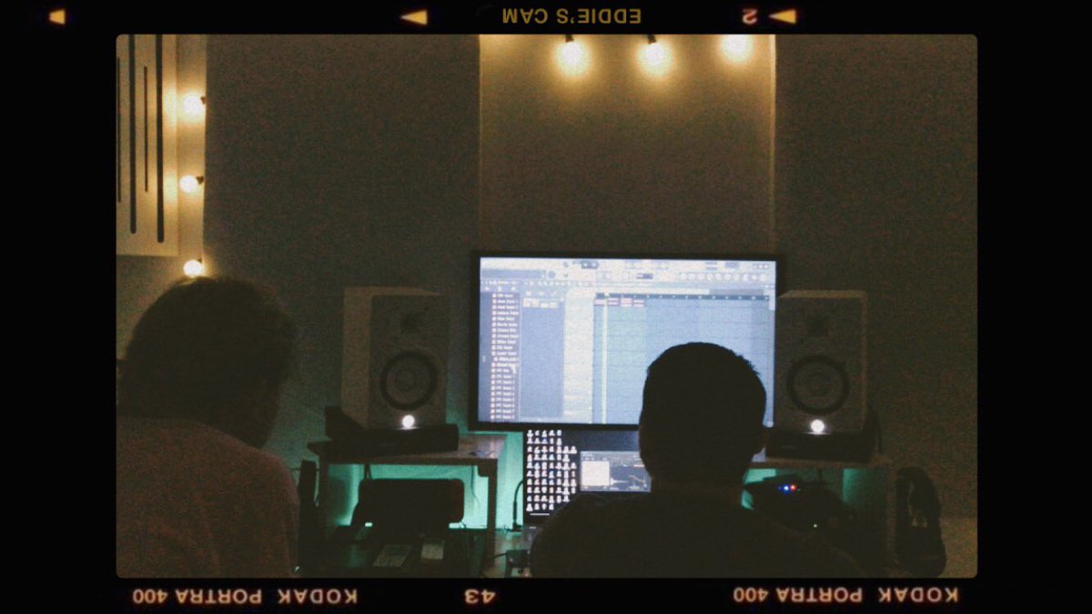Gjoamd's tweet photo. @Heyitsvela en la Produccion de su 2do Ep 🔥🔥🔥Cc @AMDMusicMexico https://t.co/Qw9OinWdp8