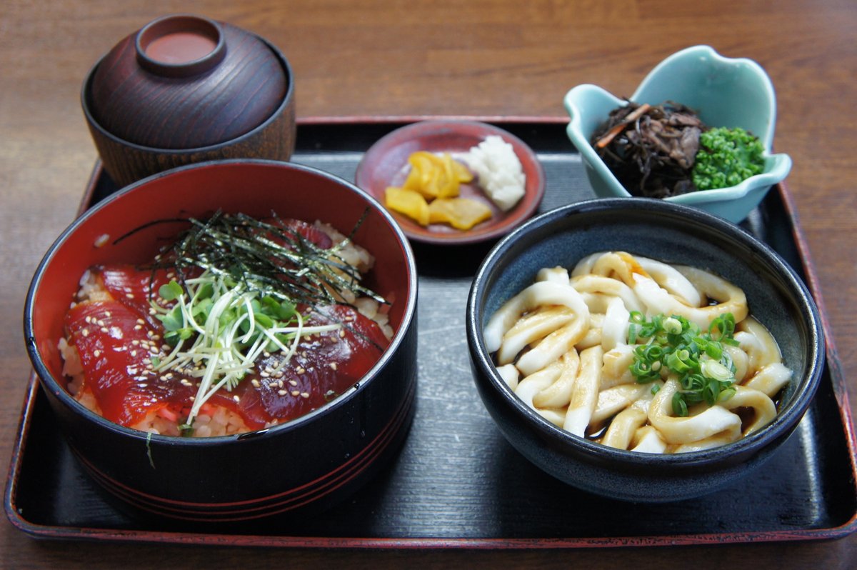 鳥羽市観光協会 Toba Tourism 郷土料理 伊勢うどんとてこね寿司のコンビネーション 伊勢うどんは最初見た時誰もが ってなるほど特徴的ですね 最近では色んなトッピングがありますが 定番の七味と生卵は安定の美味しさです 鳥羽 伊勢志摩 鳥羽市観光協会 Toba Tourism 郷土料理 伊勢うどんとてこね寿司のコンビネーション 伊勢うどんは最初見た時誰もが ってなるほど特徴的ですね 最近では色んなトッピングがありますが 定番の七味と生卵は安定の美味しさです 鳥羽 伊勢志摩