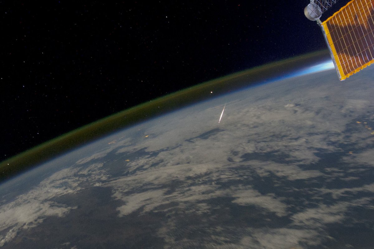 marsrader's tweet photo. Meteor burning up in the atmosphere, as seen from the International Space Station. https://t.co/7XFSX2IXEc