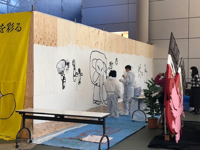 公式 鳥取県立倉吉未来中心 みらいアートウォールただいま作製中 鳥取市の アートスペース からふる のみなさんが ホール改修工事のために設置されている仕切壁をキャンバスにアートウォールを作製中 3月下旬完成予定で 作品が出来上がっていく 公式 鳥取県立倉吉未来中心 みらいアートウォールただいま作製中 鳥取市の アートスペース からふる のみなさんが ホール改修工事のために設置されている仕切壁をキャンバスにアートウォールを作製中 3月下旬完成予定で 作品が出来上がっていく