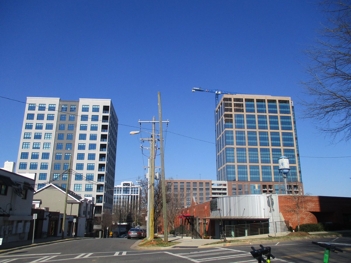 HomesoftheSouth's tweet photo. #Southend of #Charlotte was hopping in this false spring weather today. Tower upon tower being built #ChildressKlein #BeaconProperties #Portman #spectrum #cltdevelopment #charlotterising #cltconstruction https://t.co/ByWZJkJKJY
