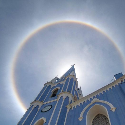catire701939's tweet photo. Para los que no han disfrutado de un Halo Solar encuadrado sobre la Santa Bárbara. La fotografía la tomé el año pasado. #ViveTuMaracaibo Jose Leonardo, hijo https://t.co/2lSdAfm6LV