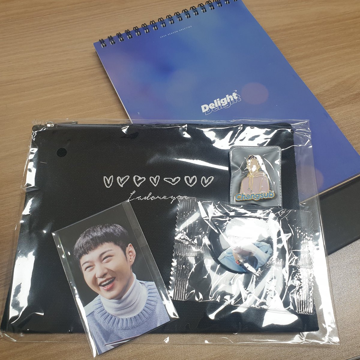 Side_LCS's tweet photo. 2020 시그 구성품이였던 <파우치,핀버튼,금속뱃지> 판매합니다! ♥️두세트♥️ 있으니 구매하실 분 디엠 보내주세요! 가격은 디엠으로 알려드릴게요!! https://t.co/Iqez6GTL55