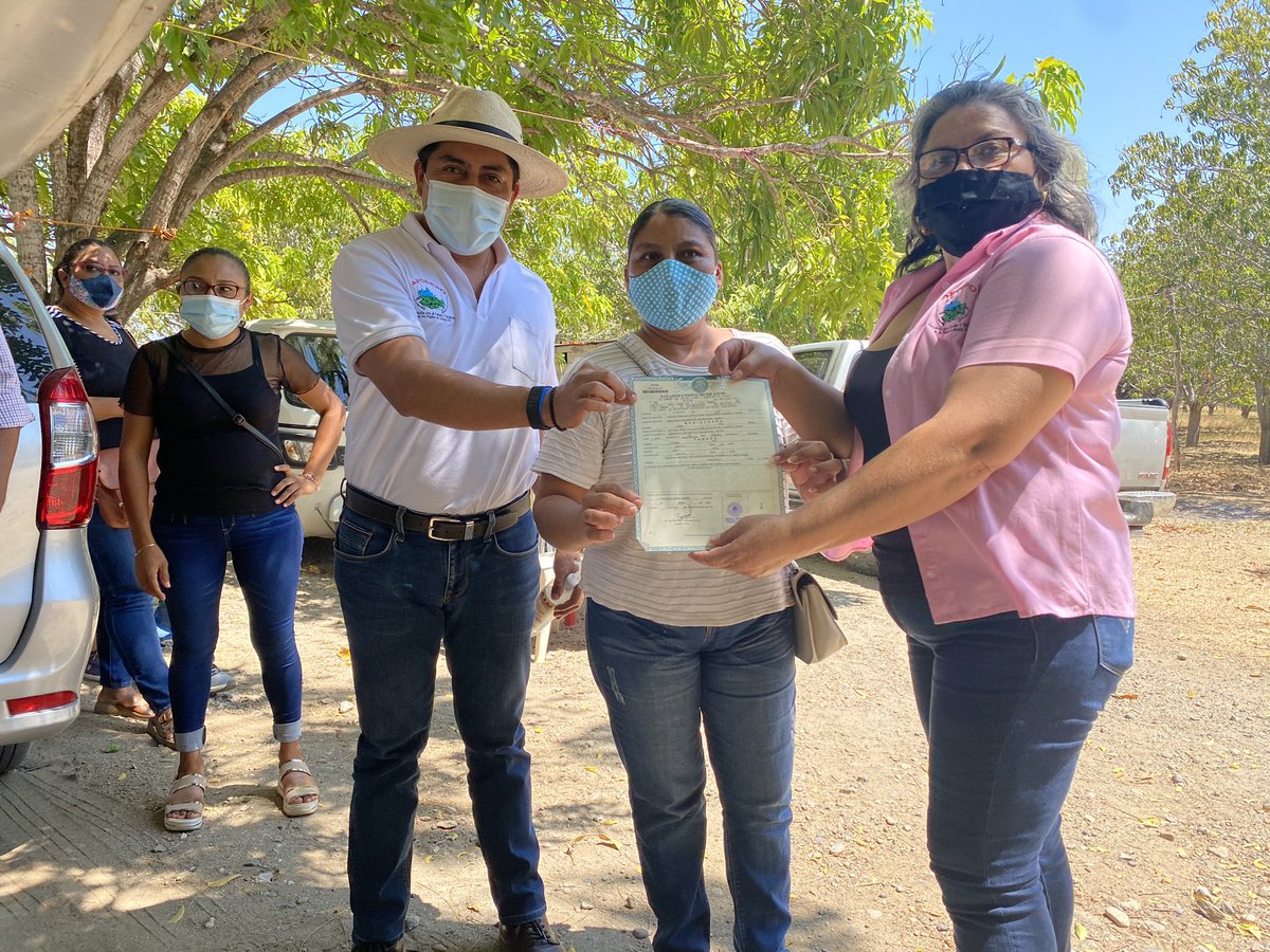 afodepoac's tweet photo. En Santa María Mixtequilla acompañamos a nuestra líder en el #Istmo Leydi Gallegos para entregar acciones que mejorarán la vida de cada #familia Y en San Pedro Comitáncillo, San Blas Atempa y Magdalena Tequisistlán entregamos actas de nacimiento actualizadas. @alejandromurat https://t.co/DTDTZzDp66