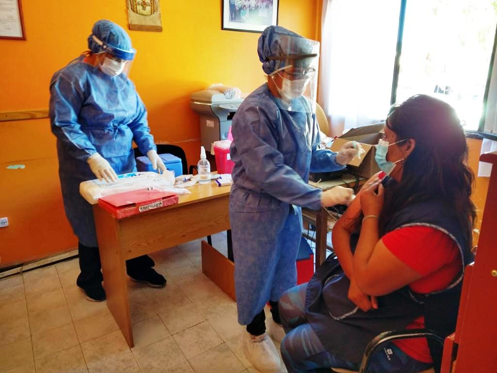 faapura's tweet photo. Hoy se continuó con la campaña provincial de vacunación que sumo al personal de salud a los y las trabajadores y quienes habitan en residencias de larga estancia y a los mayores de 70 años. 
#ArgentinaUnida 
#CuidarteEsCuidarnos 
#CuidadosIndividuales https://t.co/YmQ4FEJrb3