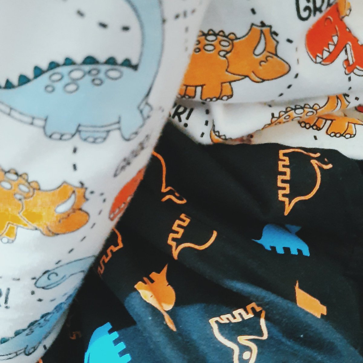 atas bawah dino. masker pun dino 🦖🦕