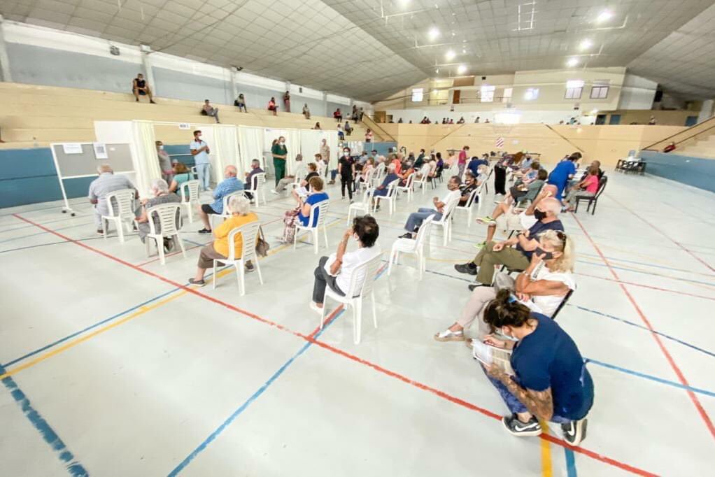 faapura's tweet photo. Hoy se continuó con la campaña provincial de vacunación que sumo al personal de salud a los y las trabajadores y quienes habitan en residencias de larga estancia y a los mayores de 70 años. 
#ArgentinaUnida 
#CuidarteEsCuidarnos 
#CuidadosIndividuales https://t.co/YmQ4FEJrb3
