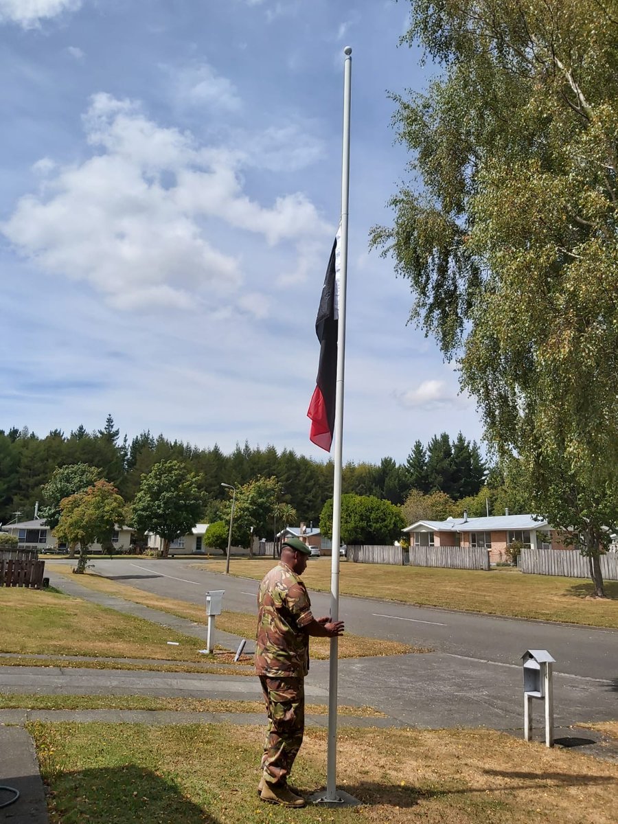 My younger brother, a PNGDF military officer, serving in New Zealand at Waiouru, has just done this outside his home at the barracks there. And I'm crying even harder. Thank you, Francis😥😢😭💔🇵🇬🇵🇬🇵🇬