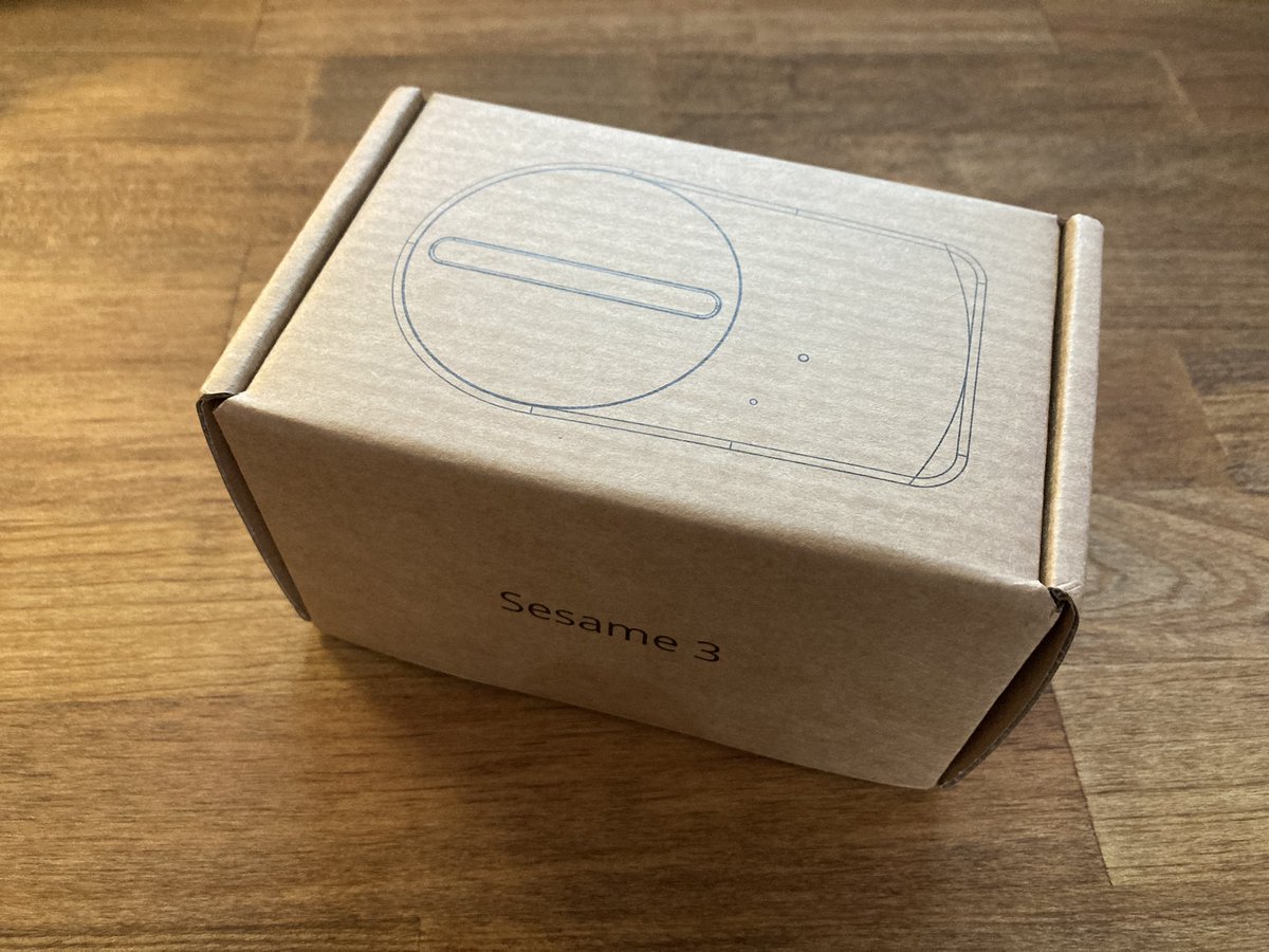 tanio_23's tweet photo. SESAME3ついに届いた！

会社も自宅もSESAMEなので物理キーを持ち運ばずに済む。特にランニング中は地味に邪魔だったんですよね。Apple Watchで開けられるのも便利。後はコンプリケーション復活してくれ。。想像してた何倍も小さいくて良い！！#セサミ3 https://t.co/wc8uWikPZx