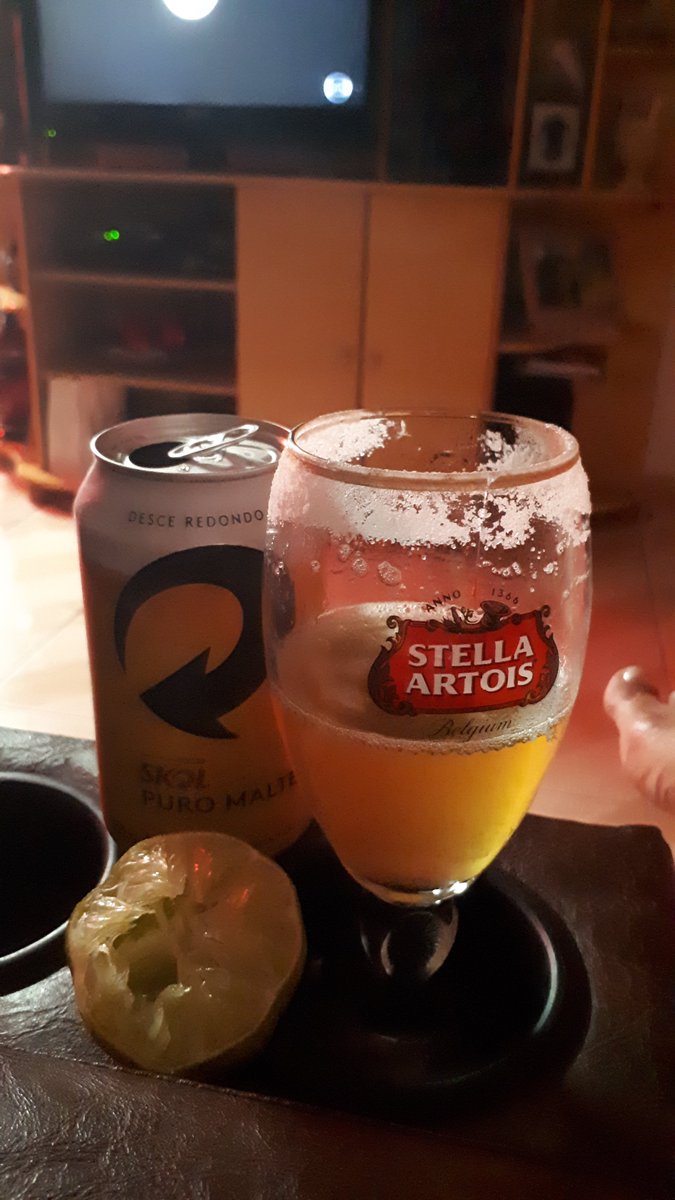 fefosa1342's tweet photo. @bohemiaoficial @gusttavo_lima Quem não tem bohemia caça com skol. https://t.co/2Lpoq0tbwC