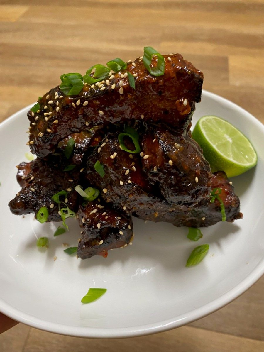 ATTENTION MEAT-ETARIANS!!!
.
Treat your taste buds to these tasty Korean Fried Spareribs this weekend
garlic ginger marinated, smoked, fried until crispy and tossed in a Korean sweet chili glaze 😋
.
.