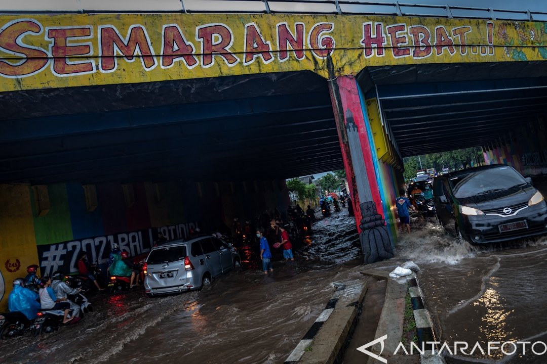 Banjir merendam terowongan di jalan arteri Soekarno-Hatta, Semarang, Jawa Tengah, Kamis (25/2/2021) sore.

Foto: Aji Styawan
amp.antarafoto.com/peristiwa/v161…