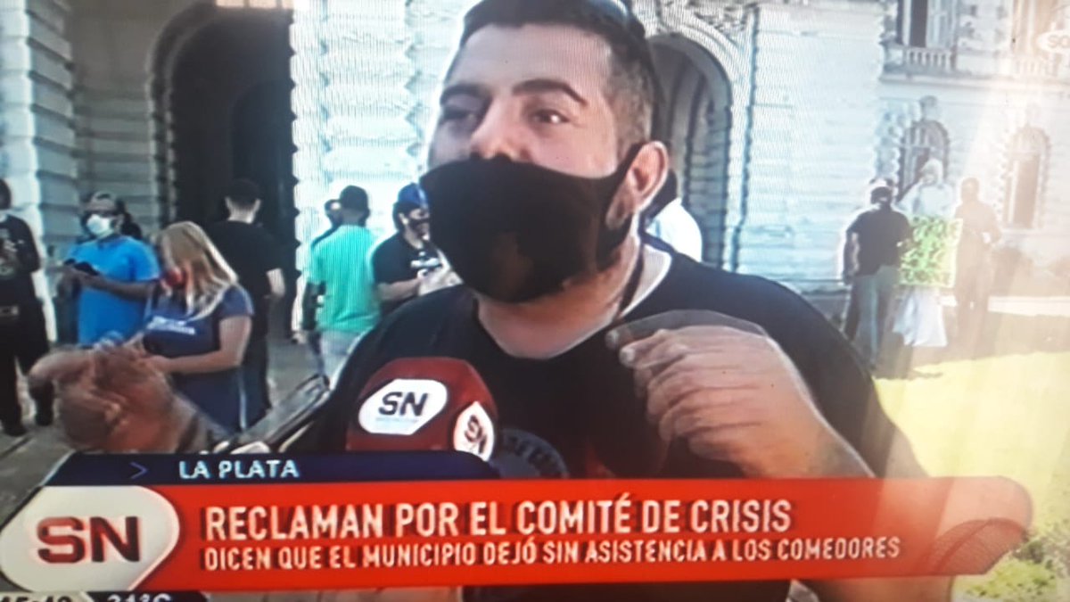 compopVElvira's tweet photo. Durante la mañana de hoy nos acercamos al Municipio con los distintos comités barriales, reclamando por el abandono de la ayuda a los comedores por parte de las autoridades @JulioGarro @ornegrelli @chubyleguizamon @julietaquinteros @joserarteaga @RecavarrenO @YaninaLamberti https://t.co/F4bEPJTIwi